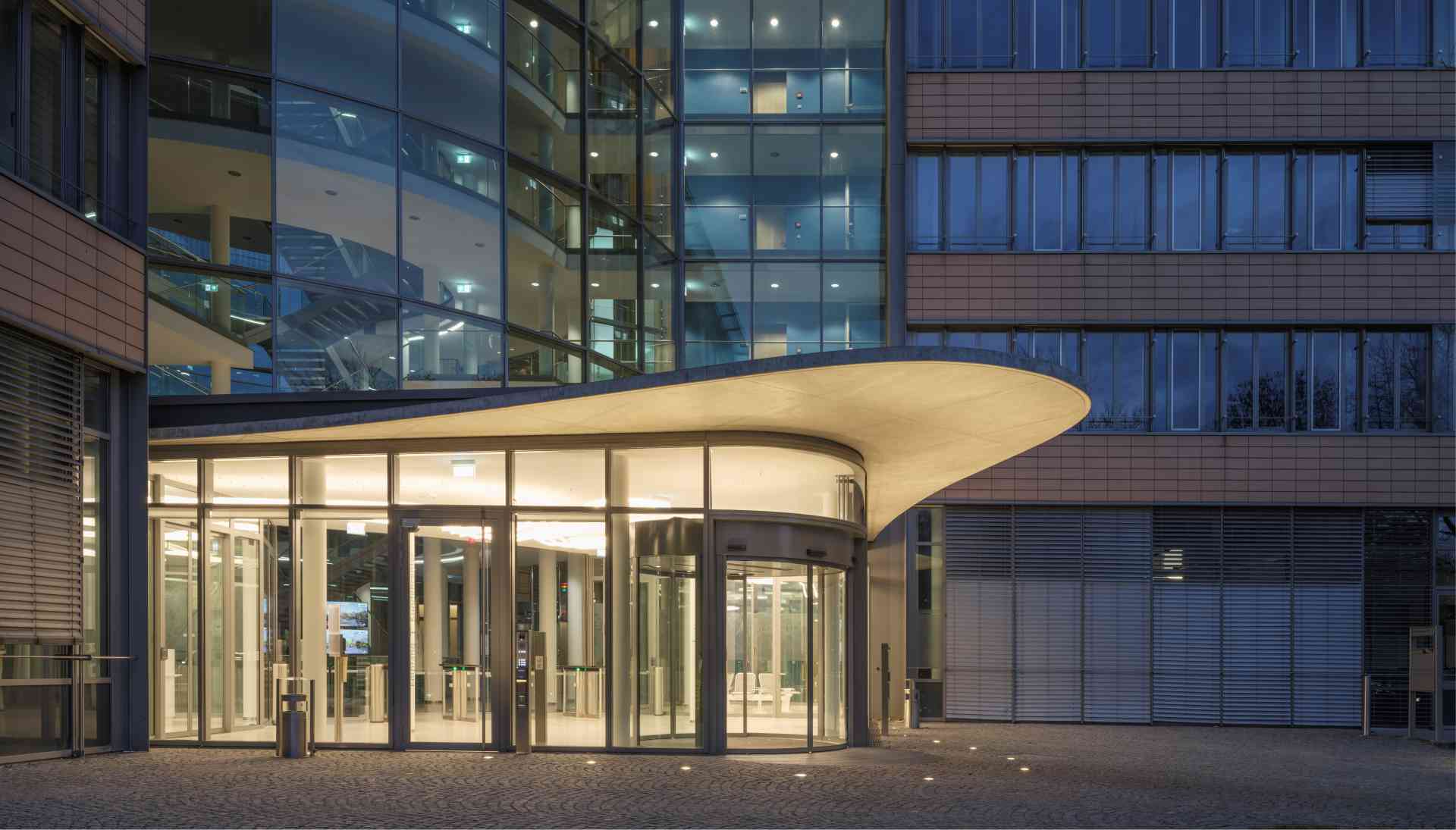 Sichtbeton Vordach, Eingang SWM