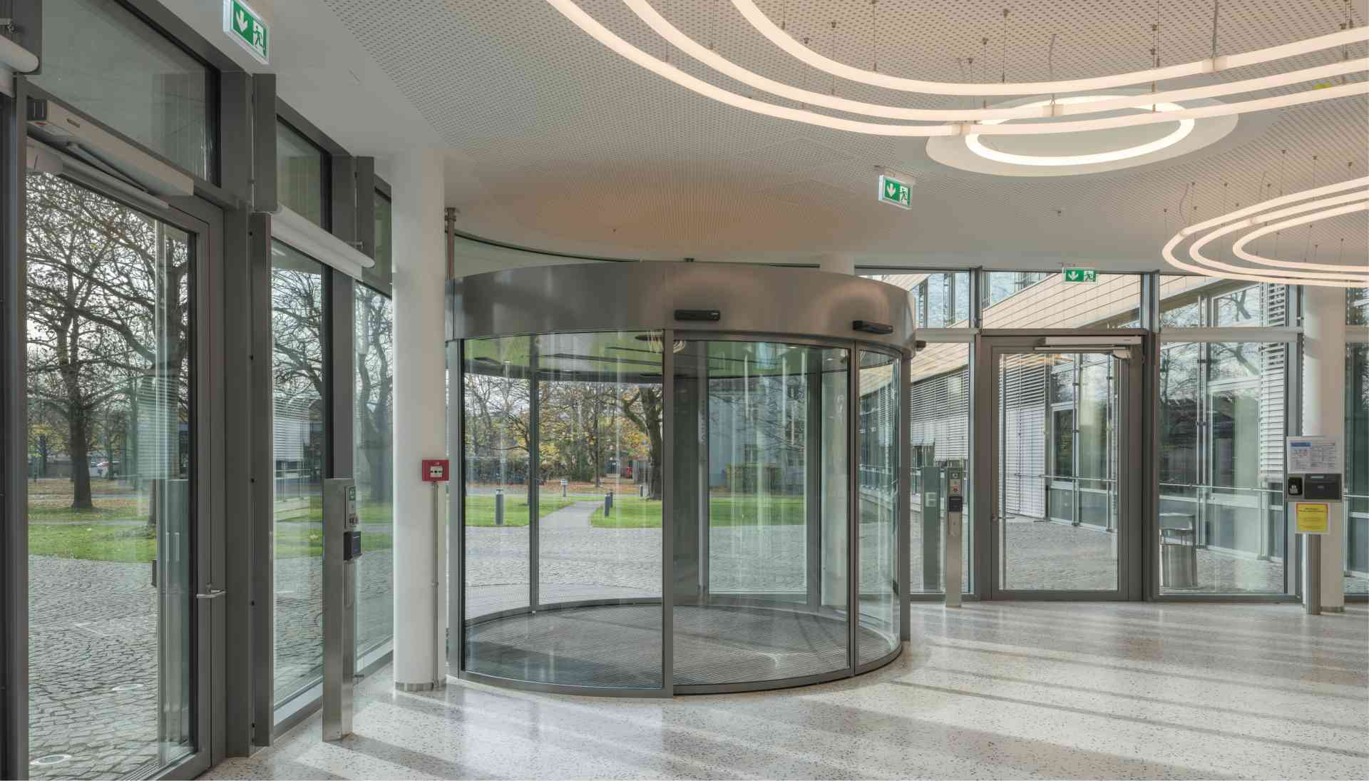 Sichtbeton Vordach, Eingang SWM