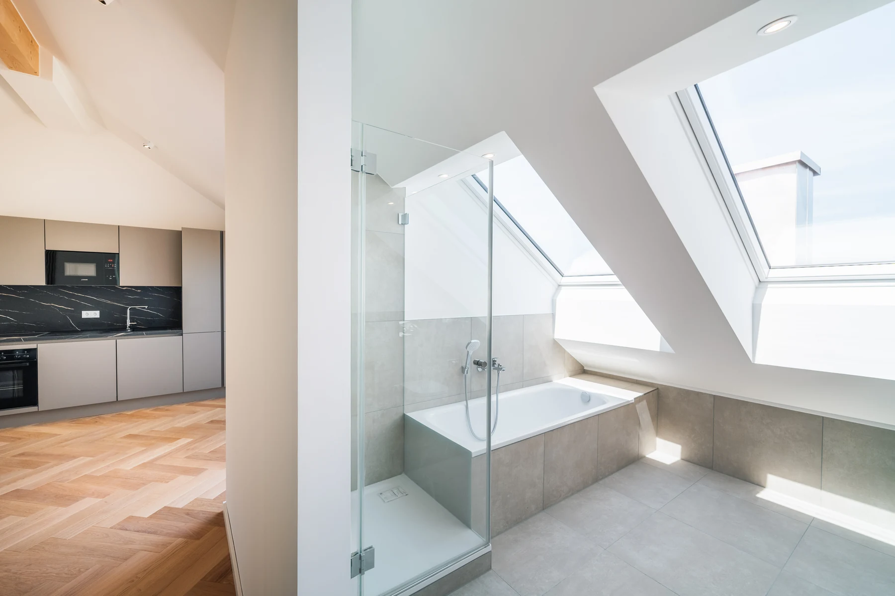 Bad mit verglaster Badewanne und zwei Dachfenstern neben der Küche – Schellingstraße 32, München-Schwabing