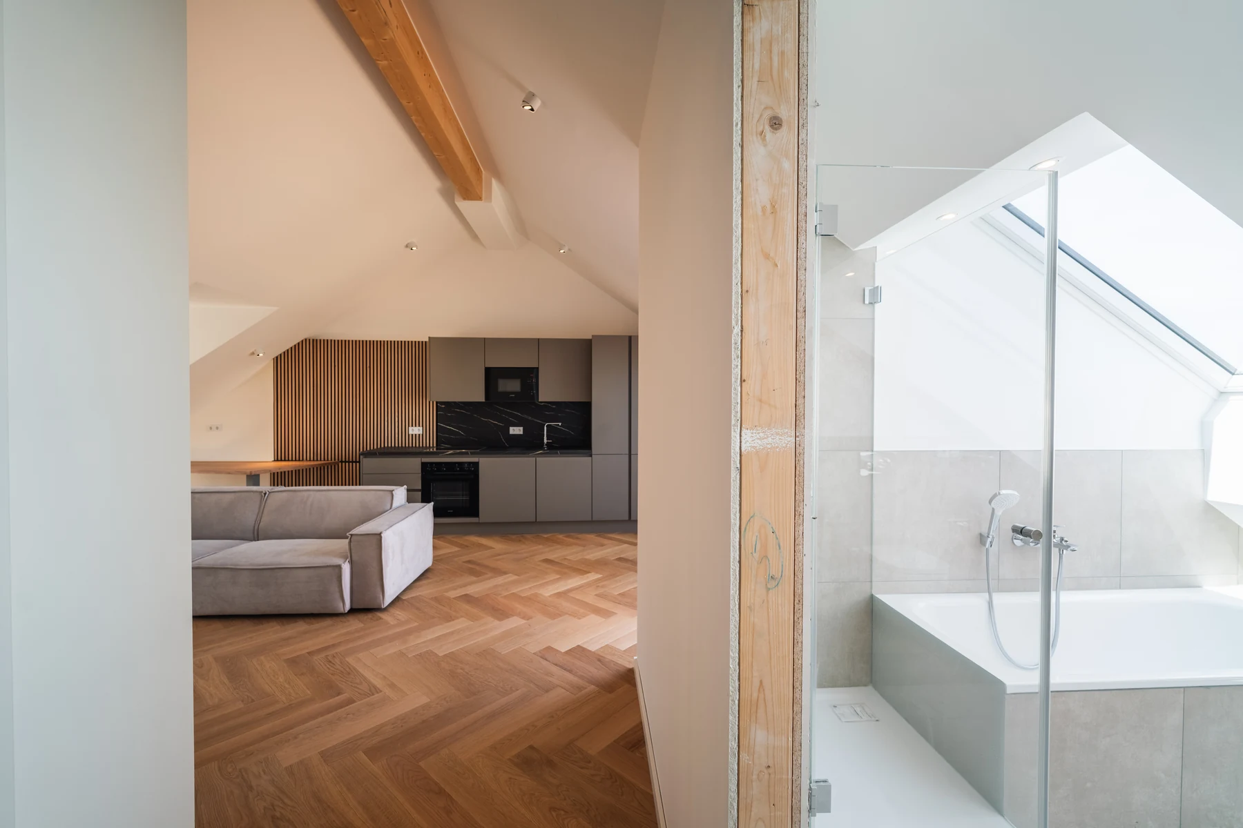 Übergang zwischen Wohnraum und Bad mit freigelegtem Holzbalken – Schellingstraße 32, München-Schwabing