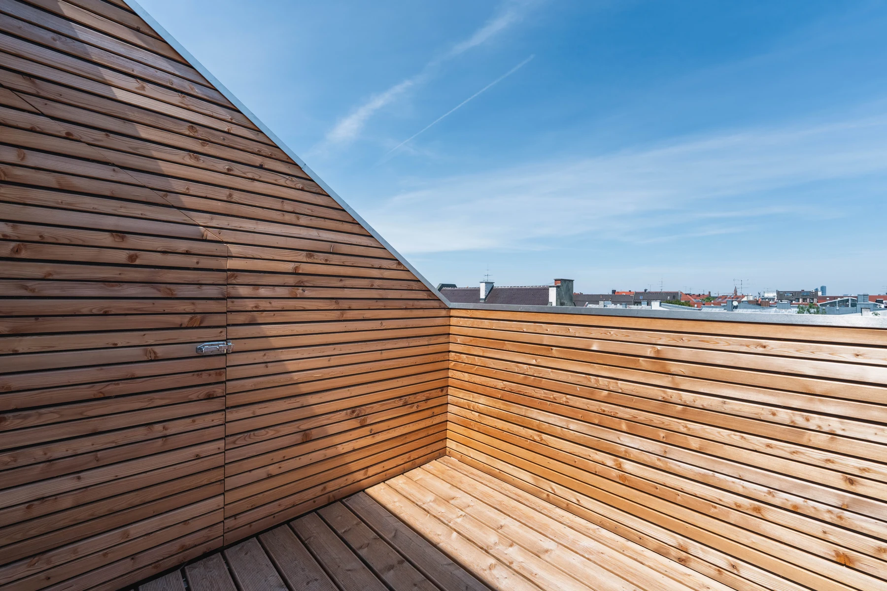 Holzverkleidete Dachterrasse mit Blick über die Dächer Münchens – Schellingstraße 32, München-Schwabing