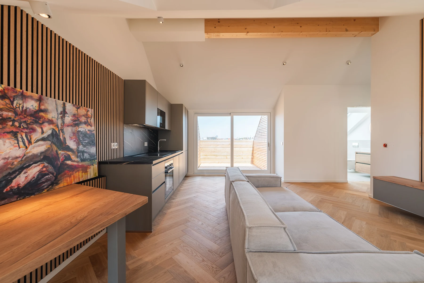 Blick entlang der Küche und des Sofas zur Dachterrasse – Schellingstraße 32, München-Schwabing