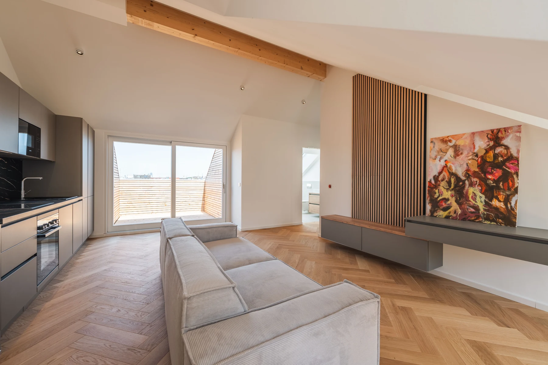 Wohnraum mit Sofa, Holzlamellenwand und Zugang zur Dachterrasse – Schellingstraße 32, München-Schwabing